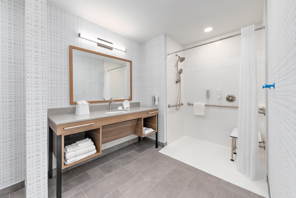 Room, 1 King Bed, Accessible (Mobility & Hearing, Roll-in Shower) - Photo 3