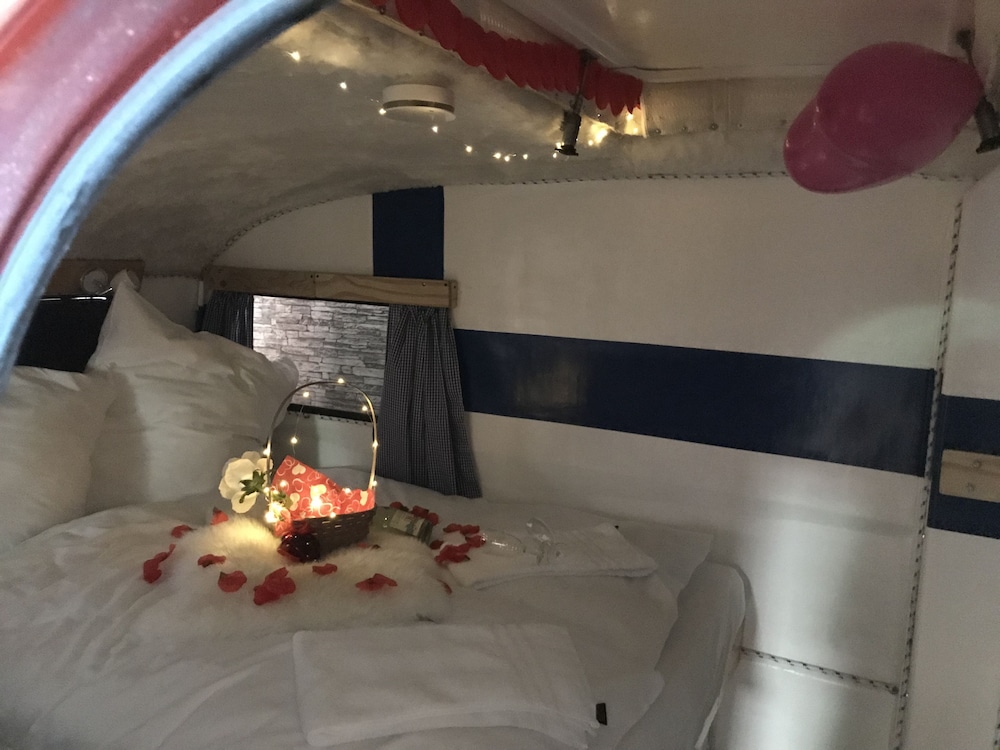 Romantic Room, Shared Bathroom (Finland Caravan) photo 3