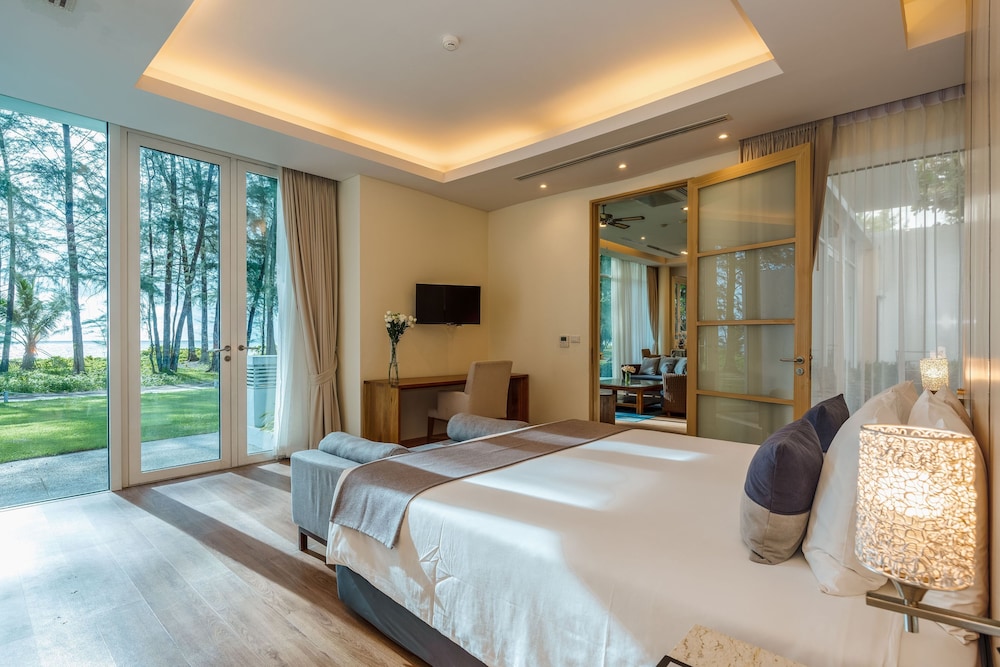 2 Bedroom Oceanfront Pool Villa