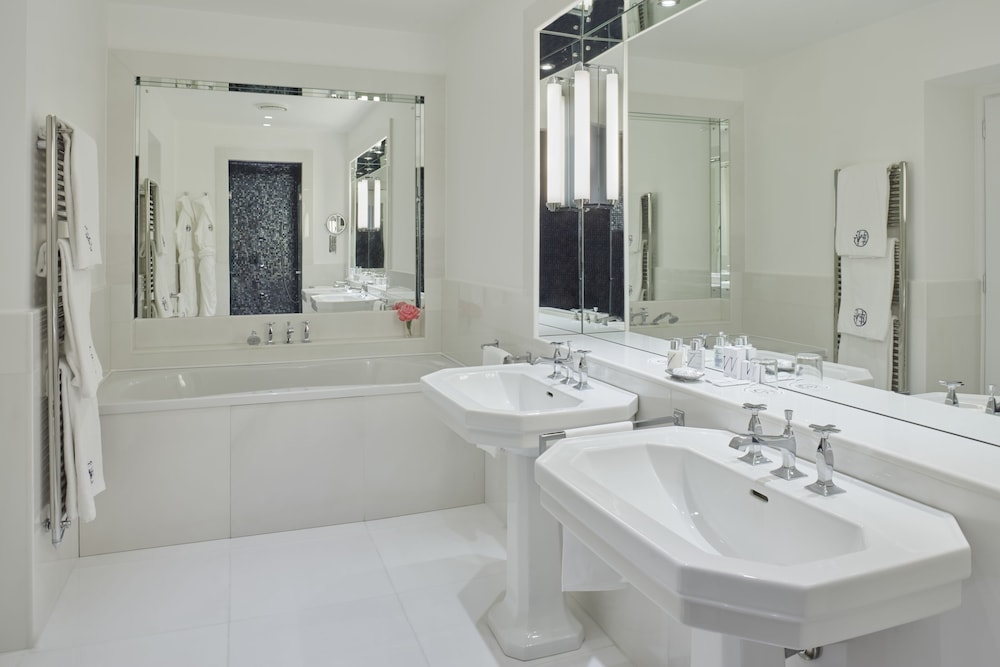 Deluxe Suite, Sea View - Photo 11
