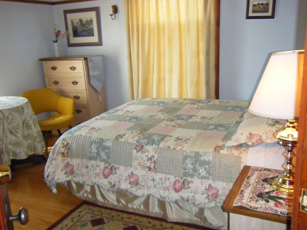 Classic Suite, 1 Queen Bed, Private Bathroom photo 1