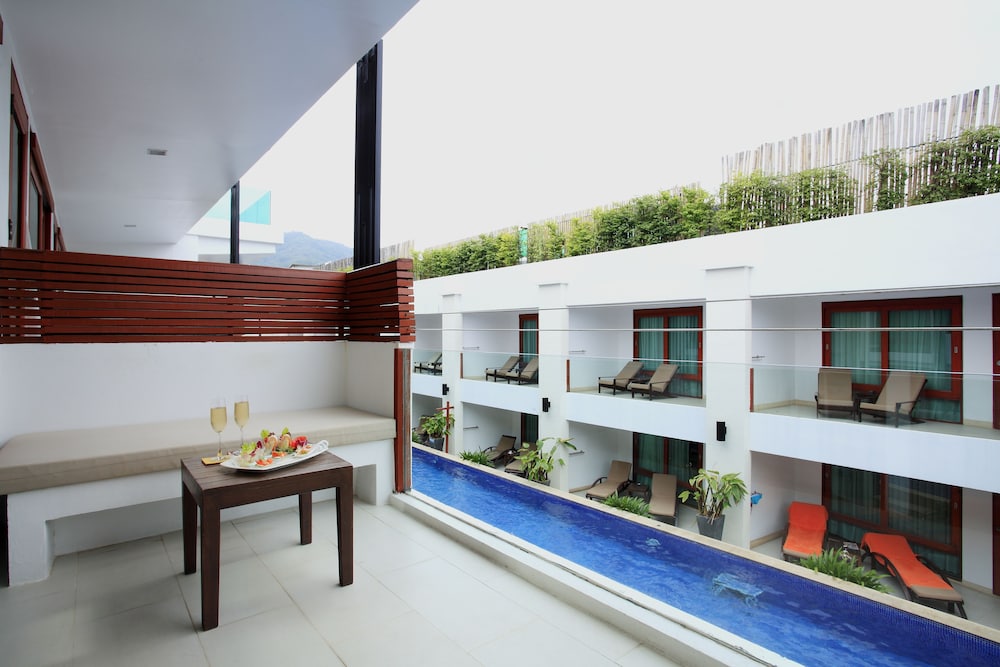 Deluxe Room, Pool View (Free Daily Minibar) - Photo 8
