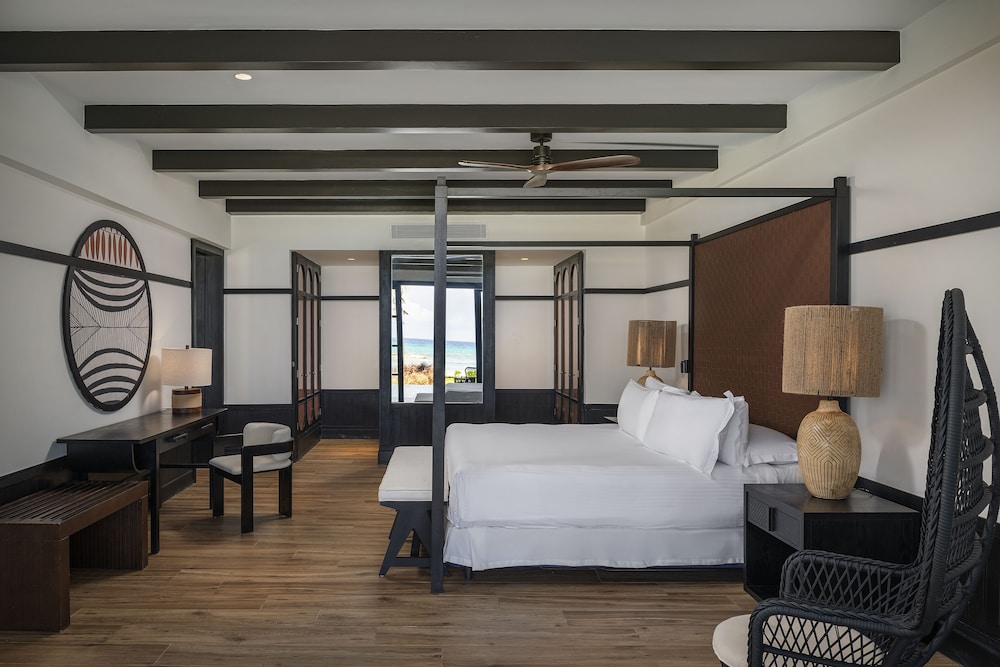 Privilege Swim Up Master Suite - Photo 4