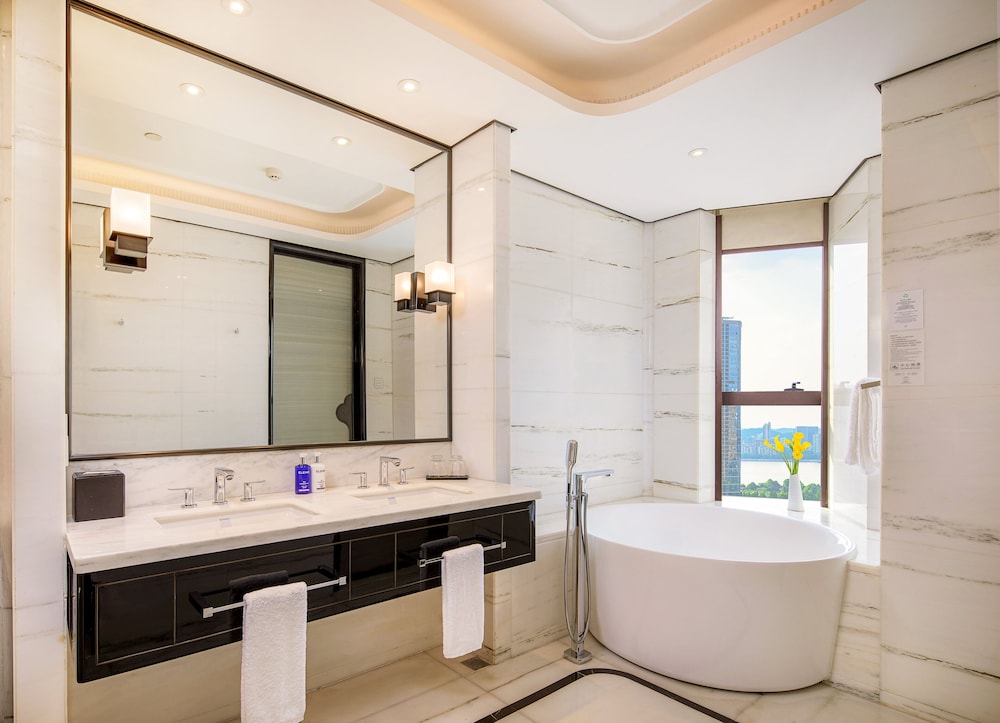 Grand Room, 1 King Bed, City View - Photo 5