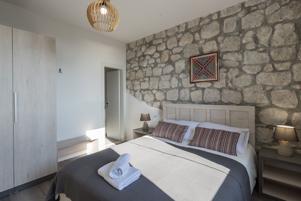 House (Three Bedroom House with Jacuzzi and ) photo 1