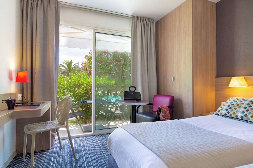 Comfort Room, 2 Twin Beds, Terrace, Poolside - Photo 1