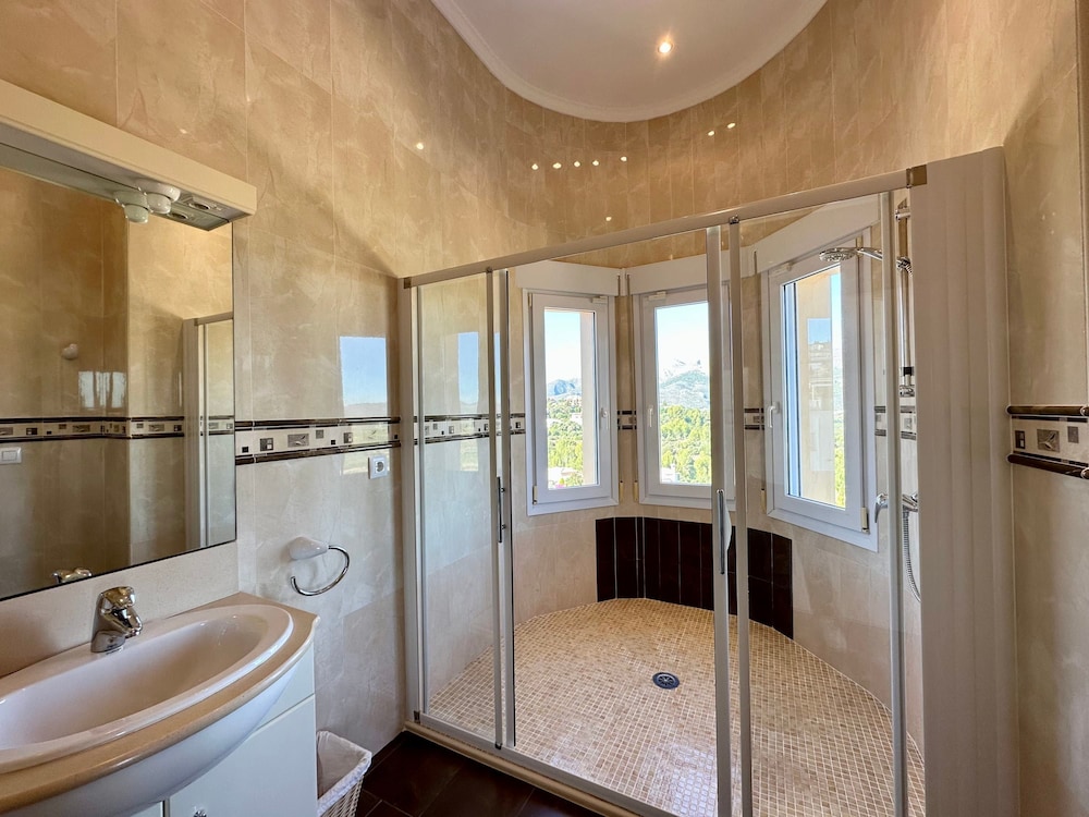 Villa photo 2