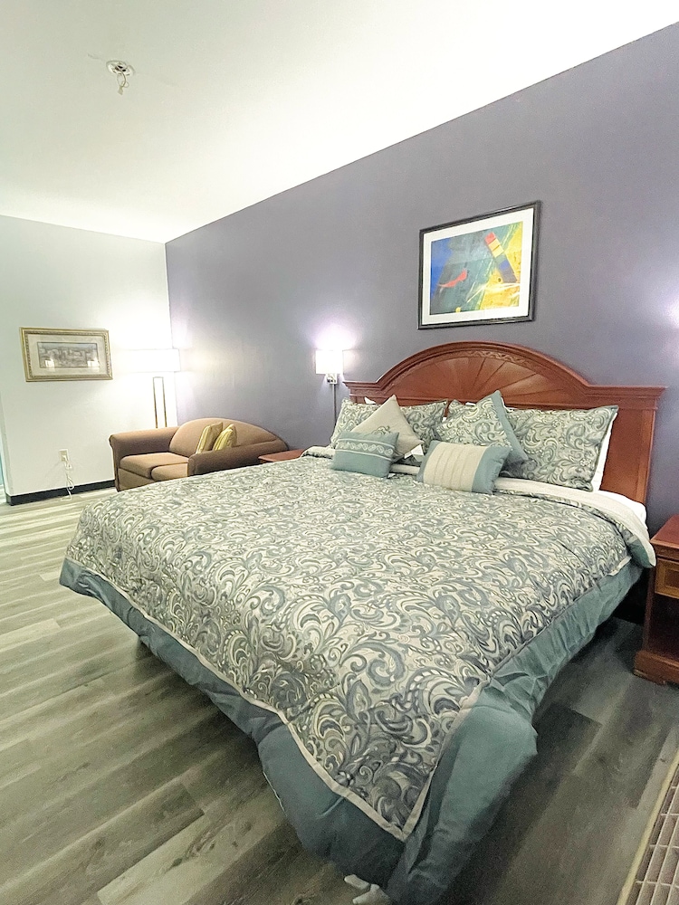 Standard Suite, 1 King Bed photo 3