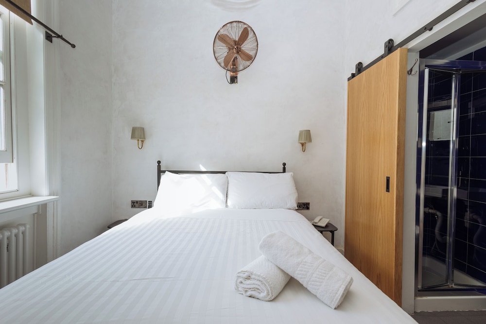 Deluxe Double Room, Ensuite, Garden View (OASIS) photo 3