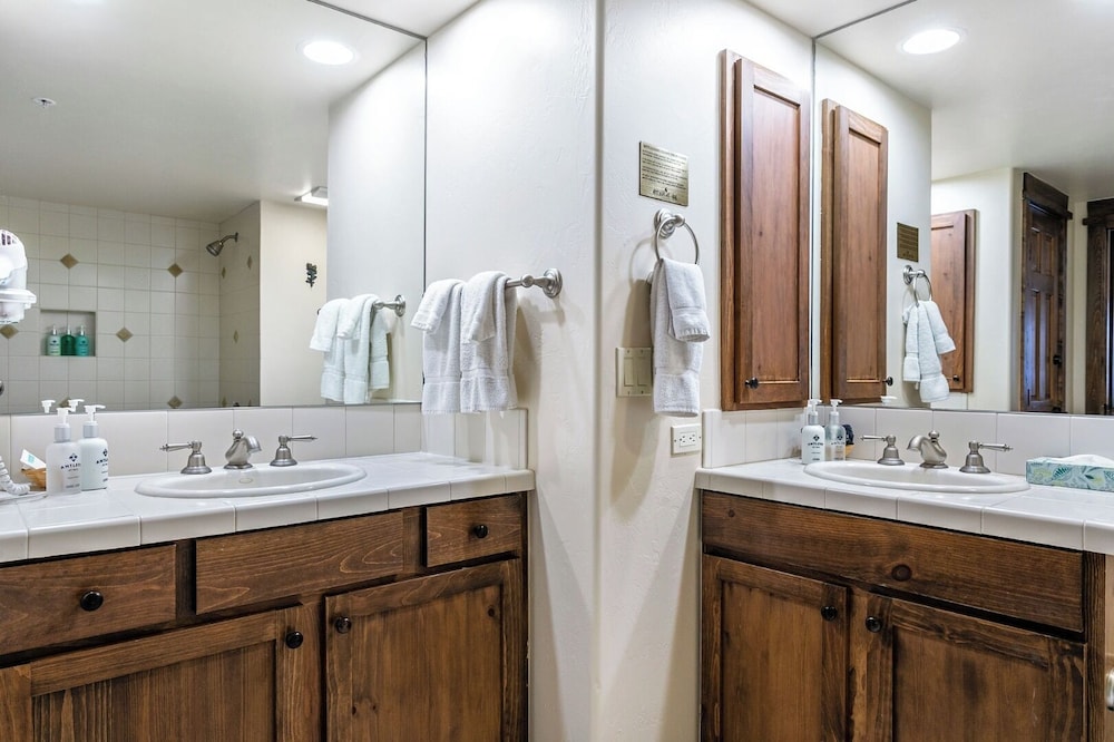 Condo, 2 Bedrooms 2 Bathrooms (Platinum 1000 Square Foot Condominium) - Photo 7