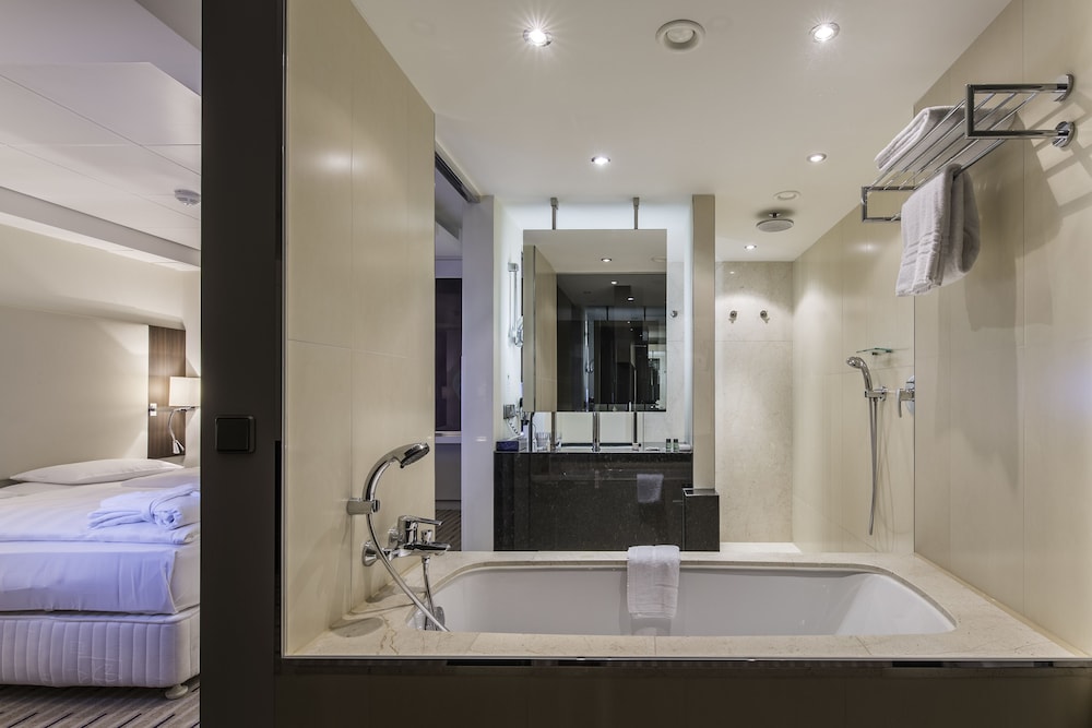 Studio Suite (Colour), windowless