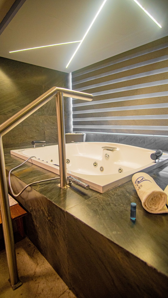 Grand Suite, Jetted Tub photo 3