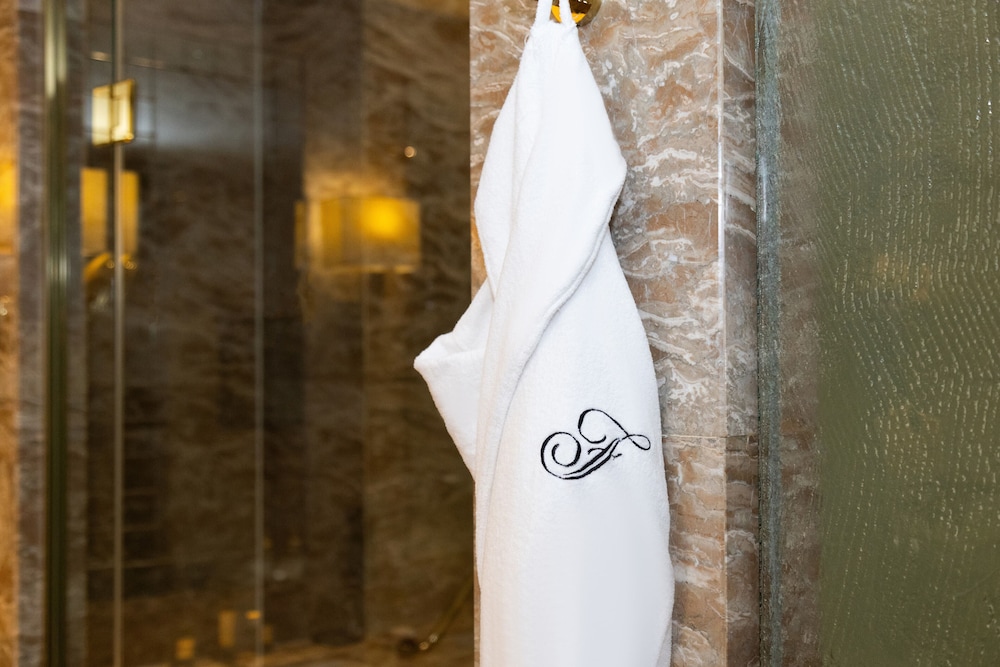 Signature Suite King (Gold Lounge Access) photo 3