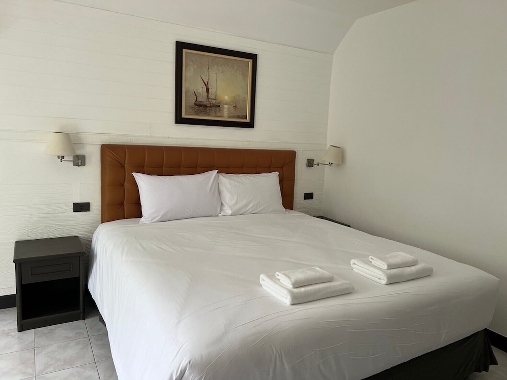 Signature Room, 1 King Bed, Balcony photo 1