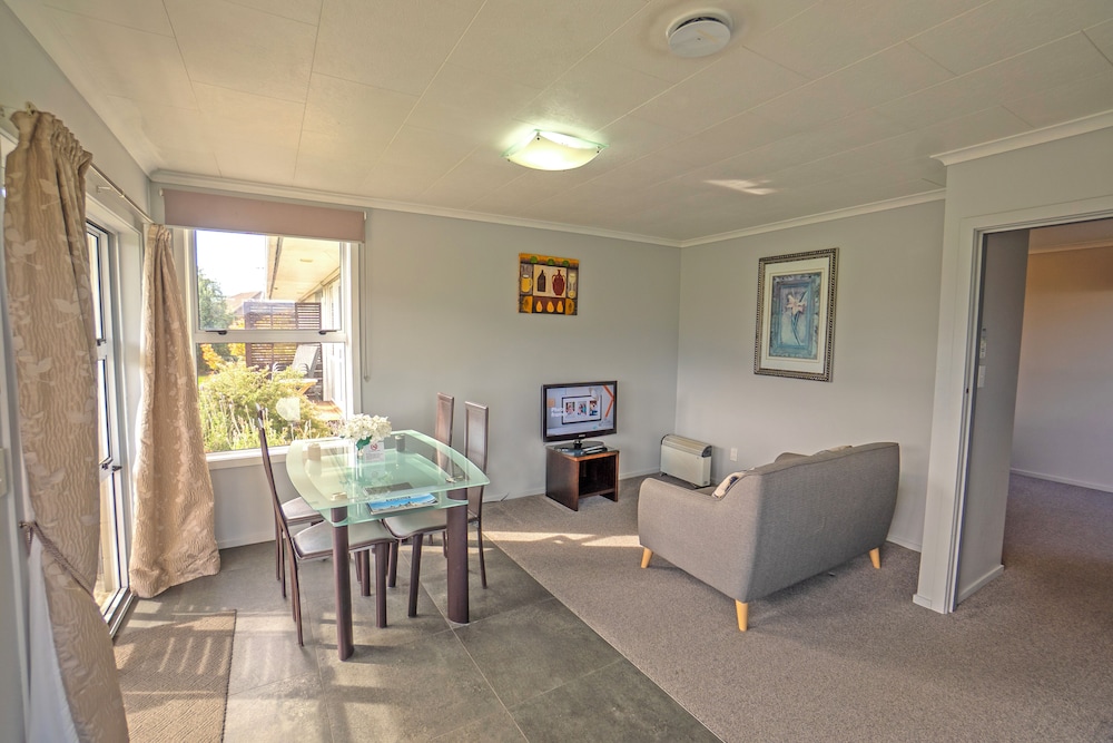Comfort Suite, 1 King Bed, Mountain View