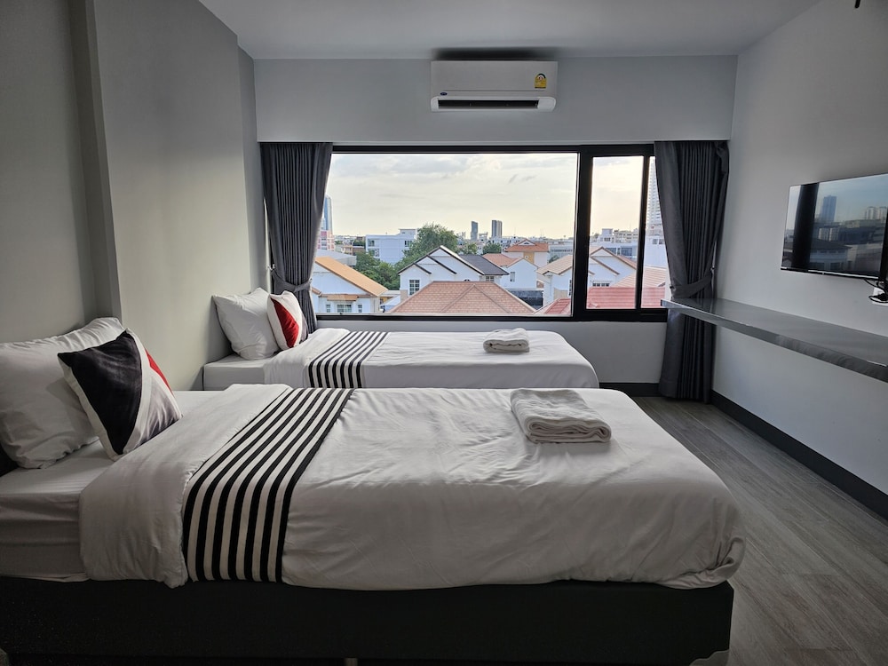 Standard Room, Multiple Beds, Private Bathroom, City View photo 1