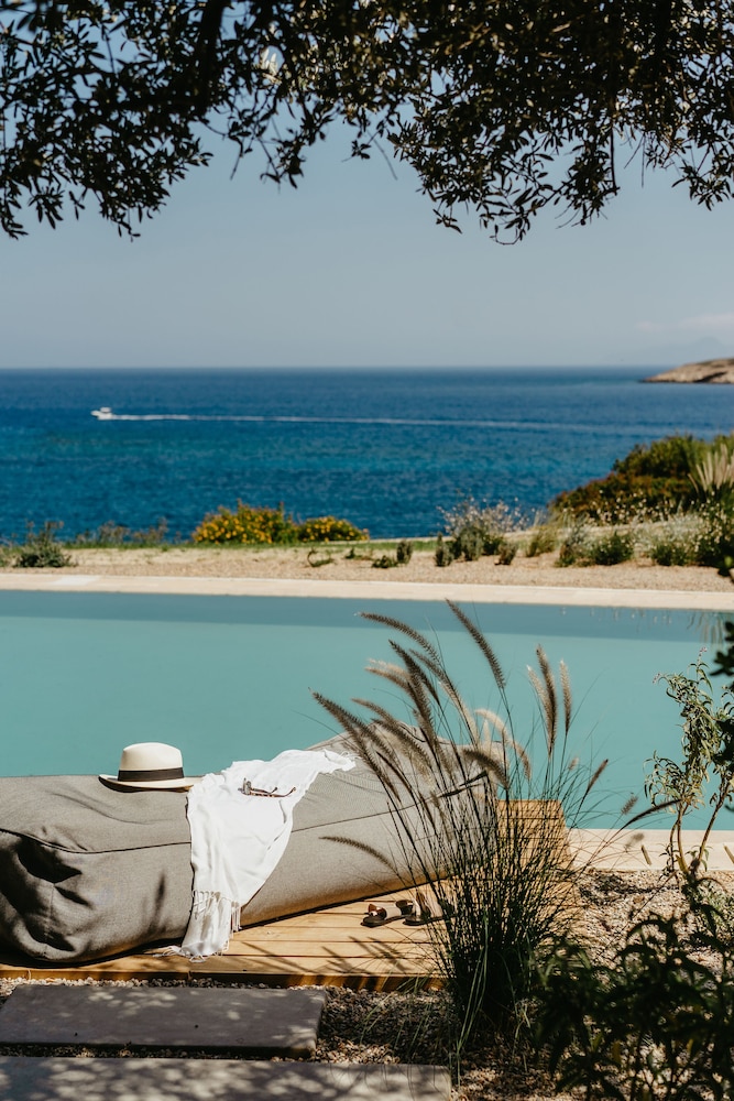 Infinity Blue Suite with Sharing Pool thumbnail 5