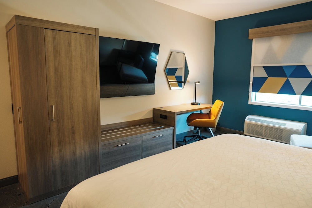 Standard Room, 1 King Bed, Accessible (Comm, Mobility, Access Tub)