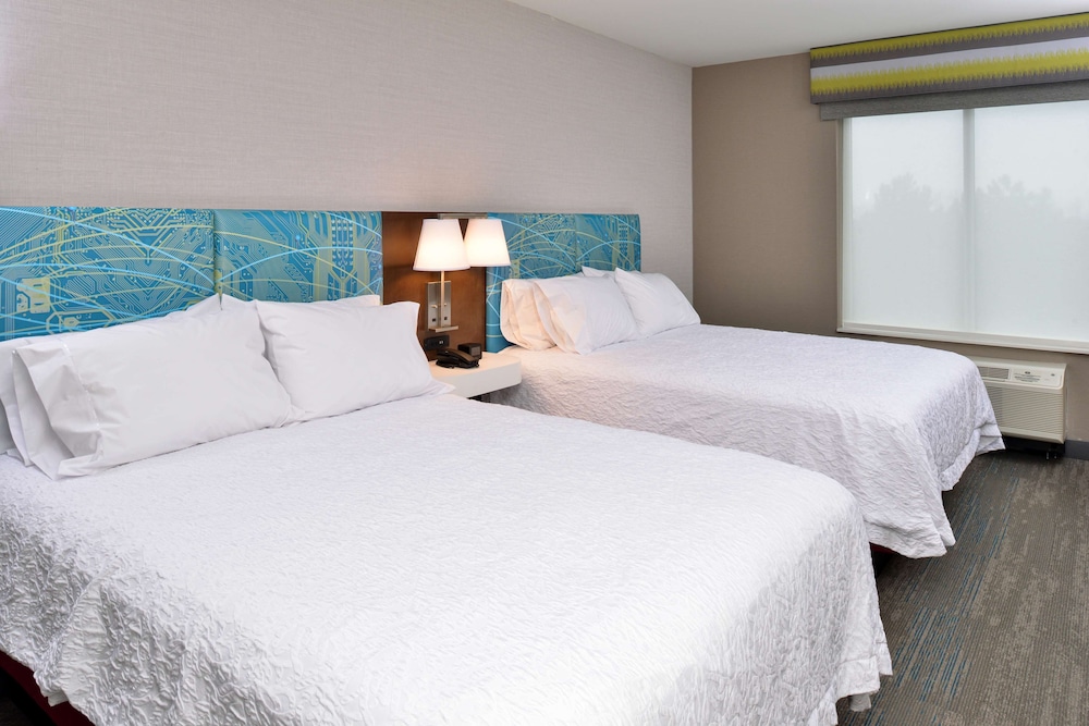 Room, 2 Queen Beds, Refrigerator & Microwave - Photo 4