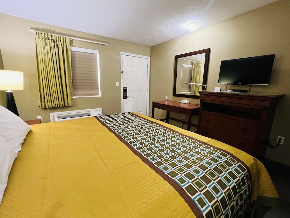 Deluxe Room, 1 King Bed, Smoking photo 3