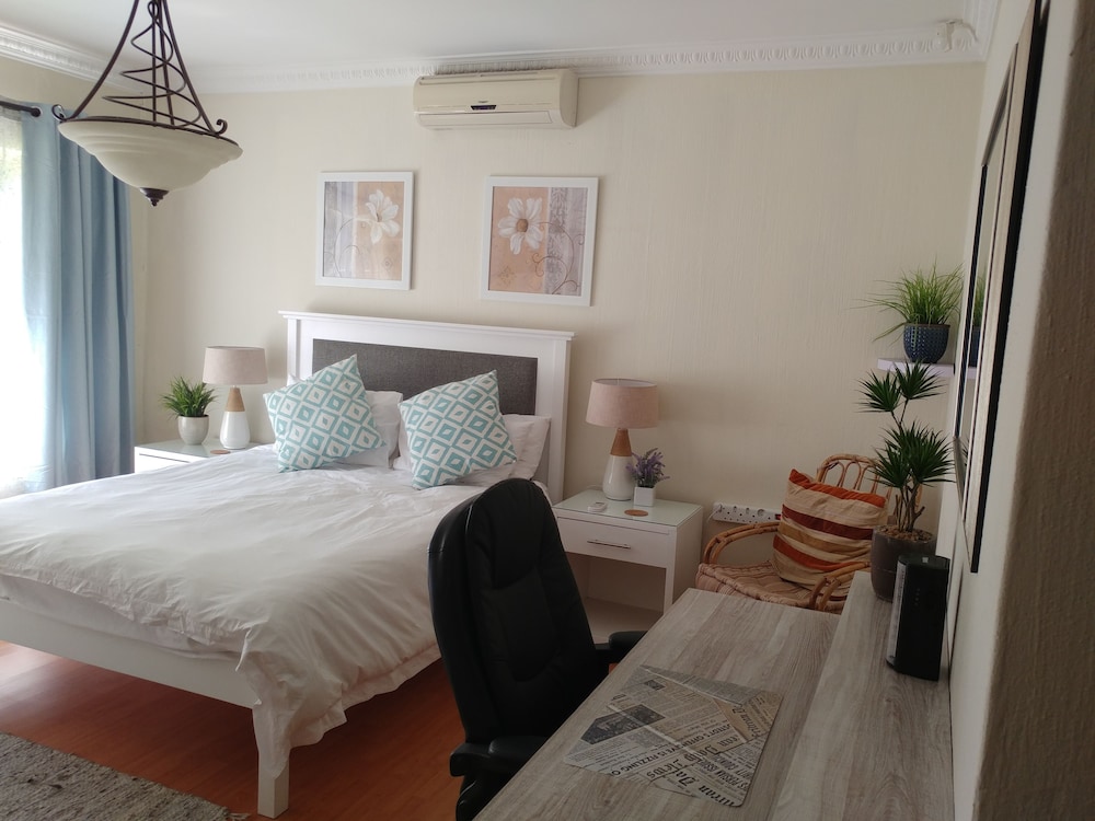 Executive Suite, 1 Queen Bed, Garden View (Marula Suite) photo 3