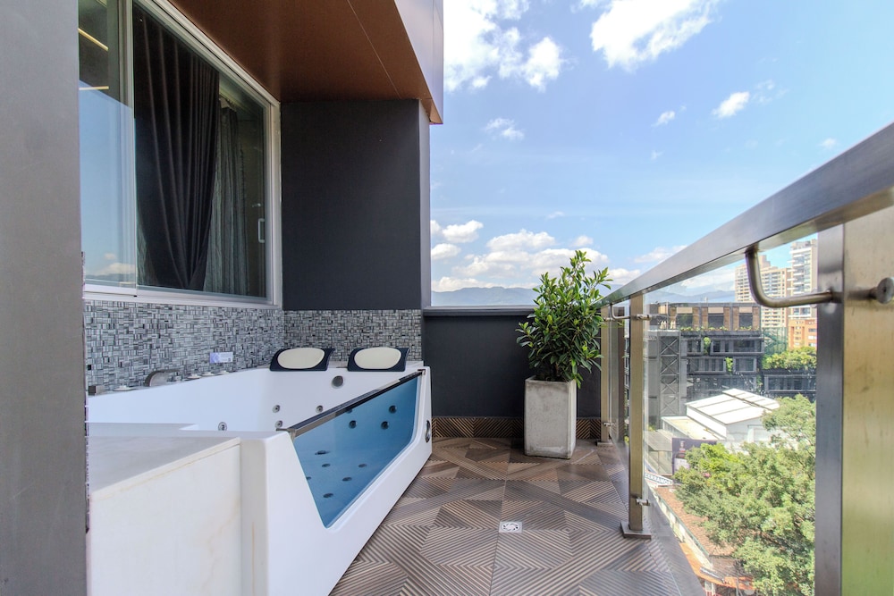 2-Bedroom apartment with hot tub on the balcony - Photo 9