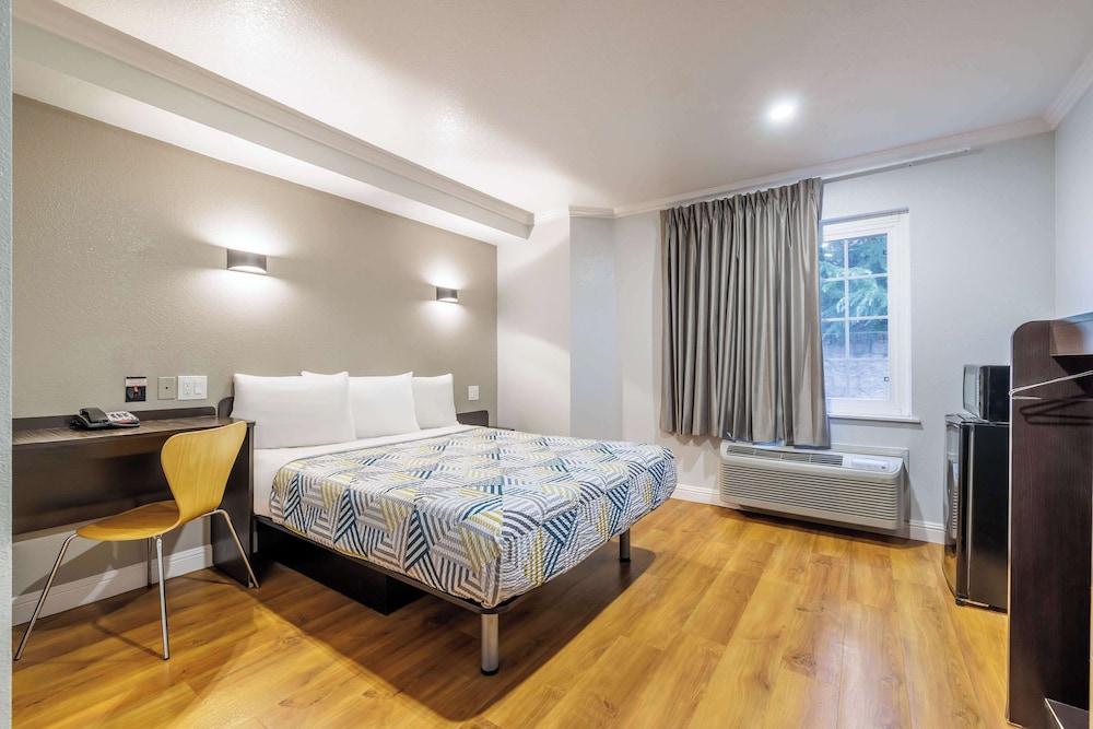 Deluxe Room, 1 Queen Bed, Accessible, Non Smoking photo 2