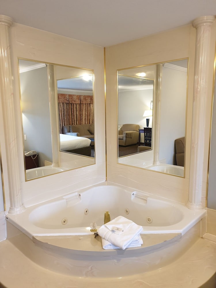 Suite, 1 King Bed, Jetted Tub, River View - Photo 8