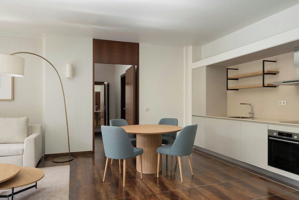 Suite, 2 Bedrooms, Balcony - Photo 2