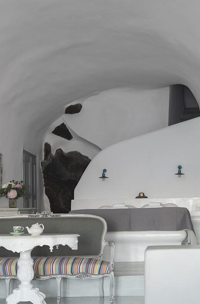 Pearl Master Cave Suite Outdoor Plunge Pool, Caldera View