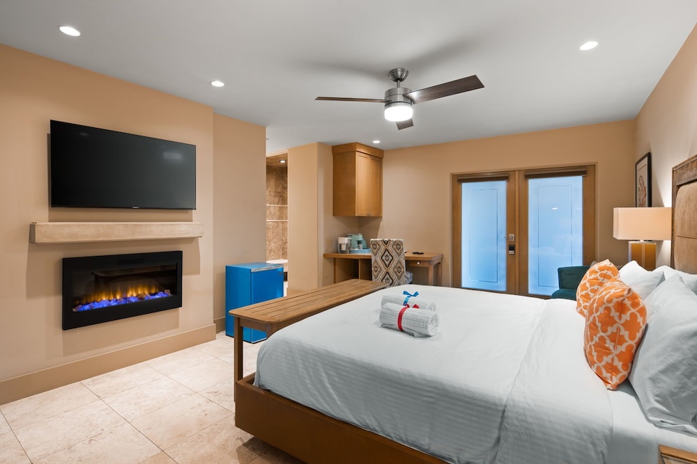 Luxury Suite, Patio, Pool View photo 3