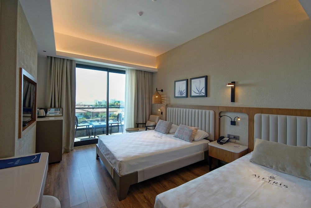 Standard Room, Pool View photo 1
