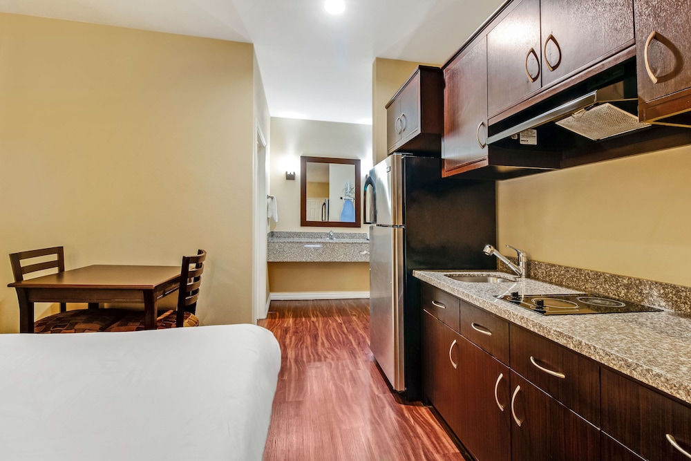 Room, 2 Queen Beds, Smoking, Kitchenette