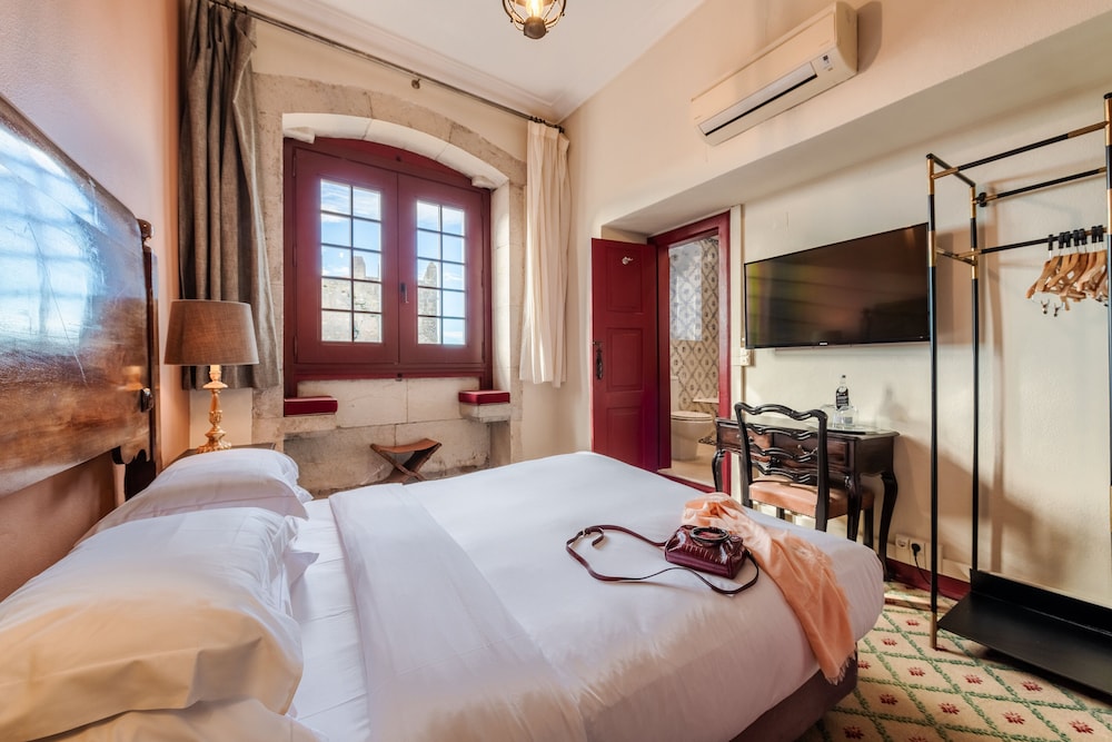 Superior Double or Twin Room (Castle) thumbnail 5