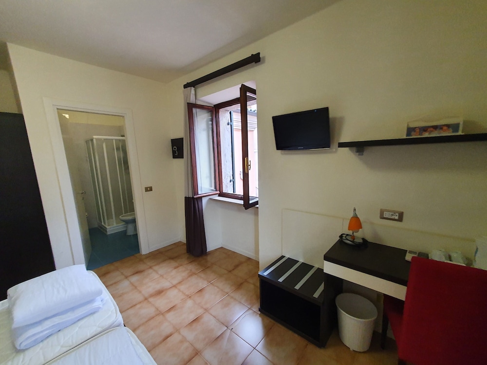 Classic Double Room Single Use, 1 Large Twin Bed photo 1