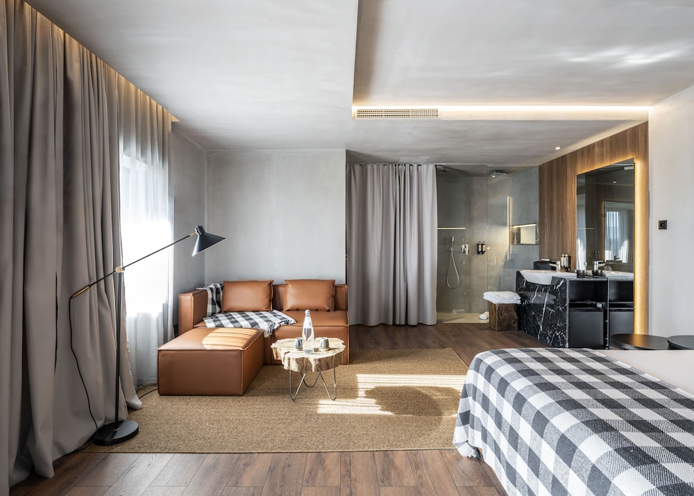 Suite with Balcony  and Exterior jetted tub with Mountain View photo 3