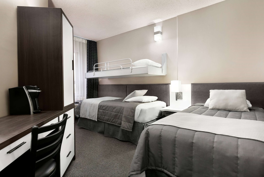 Standard Room, Multiple Beds, Non Smoking - Photo 1