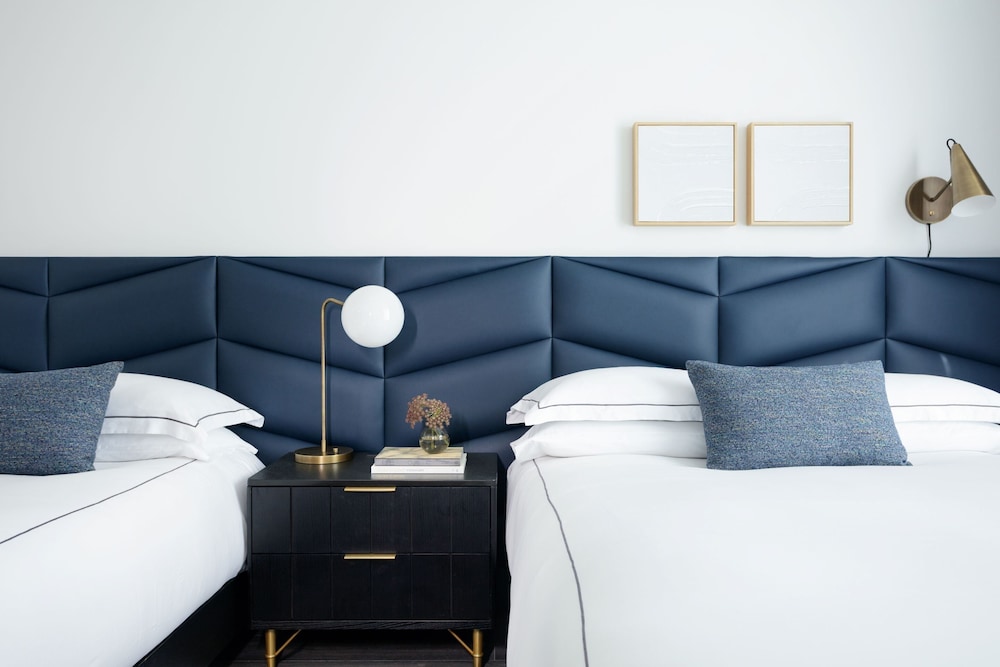 Room, 2 Queen Beds, Roll-in Shower (Mobility Accessible)