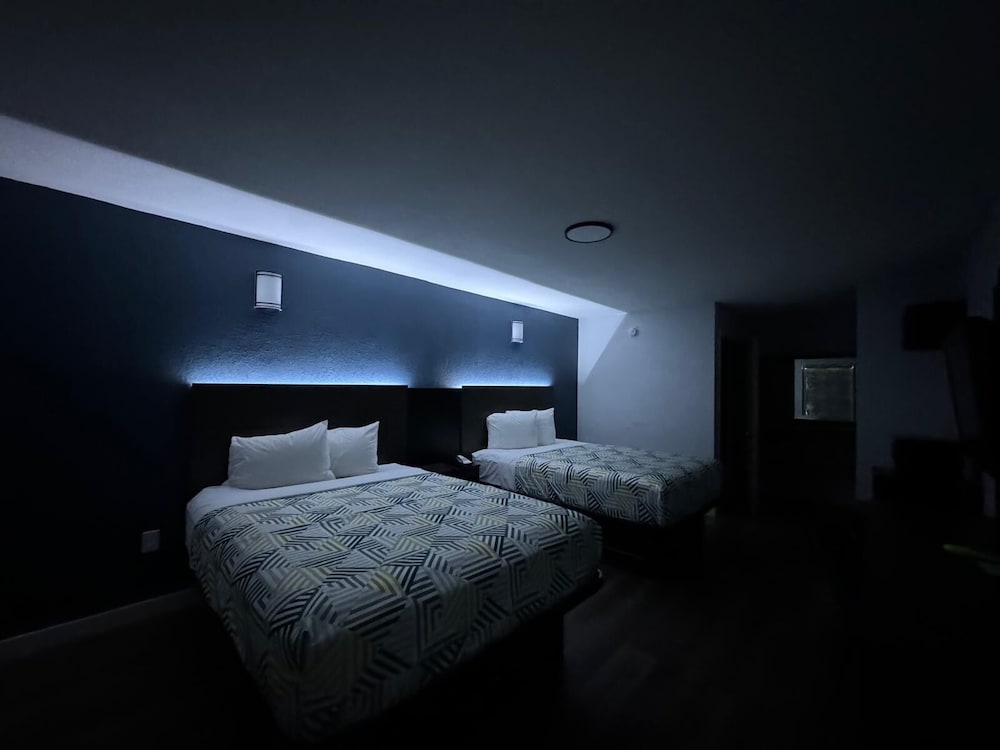 Deluxe Room, 2 Queen Beds, Non Smoking, Refrigerator & Microwave - Photo 5
