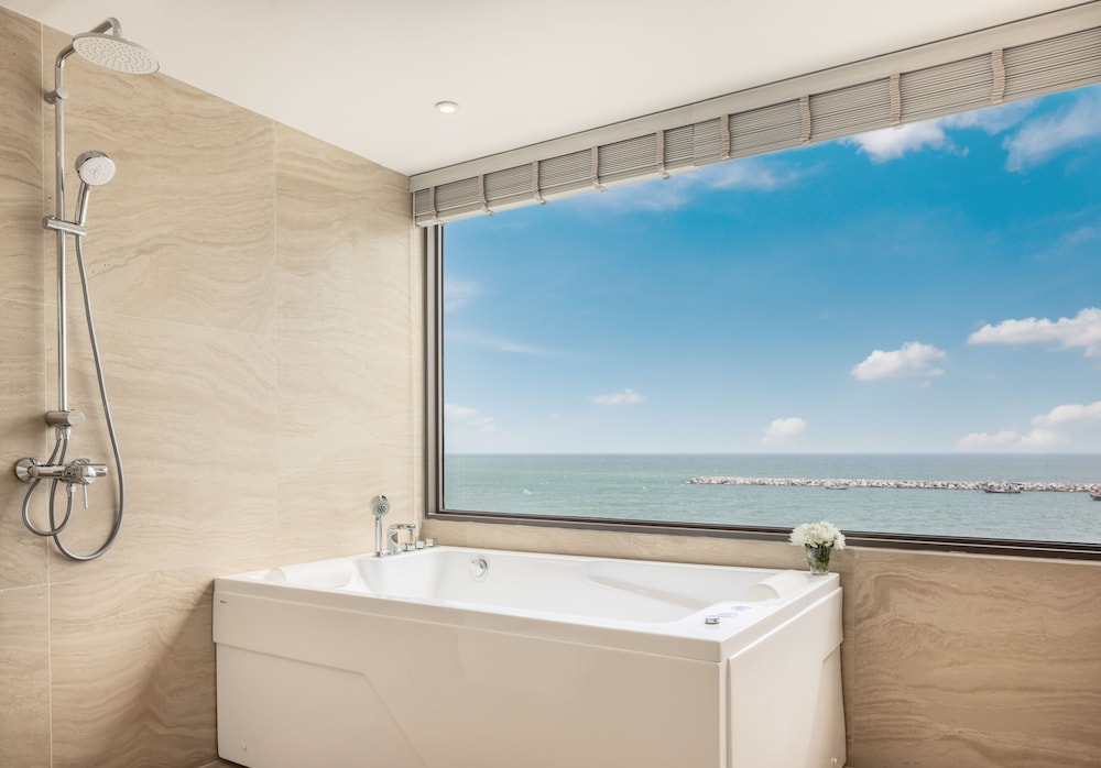 Junior Suite Panoramic Seaview with Lux Bliss Bath - Photo 2