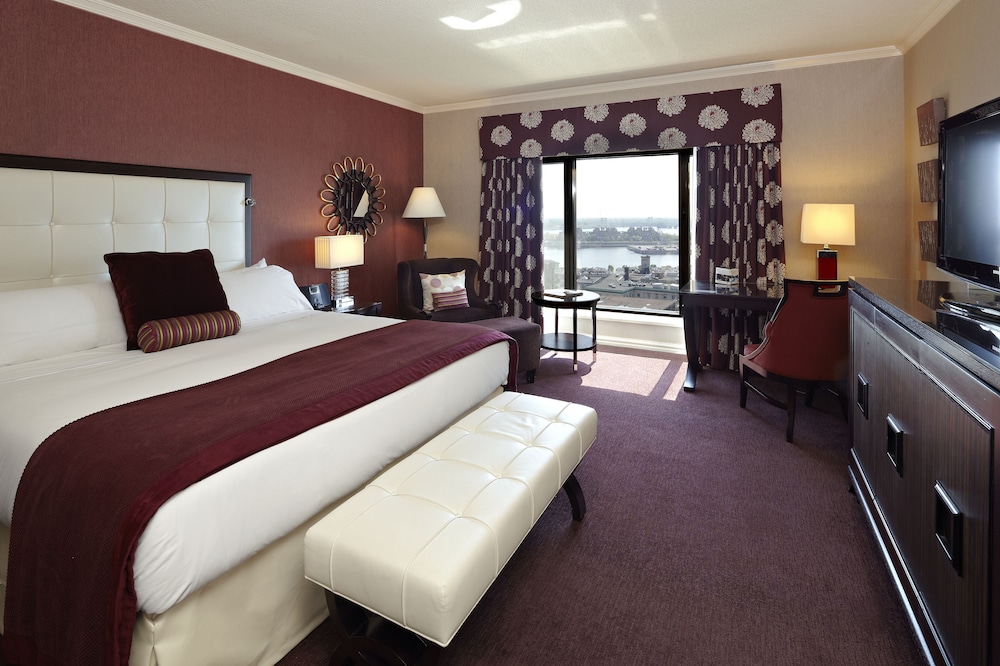 Club Room, 1 King Bed, Accessible, Club Lounge Access (Accessible Bathtub)