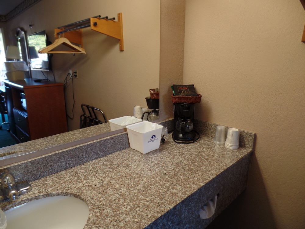 Standard Room, 2 Queen Beds, Smoking - Photo 3