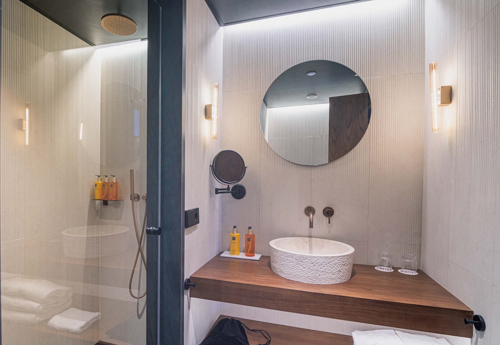 Standard Double Room - Photo 9
