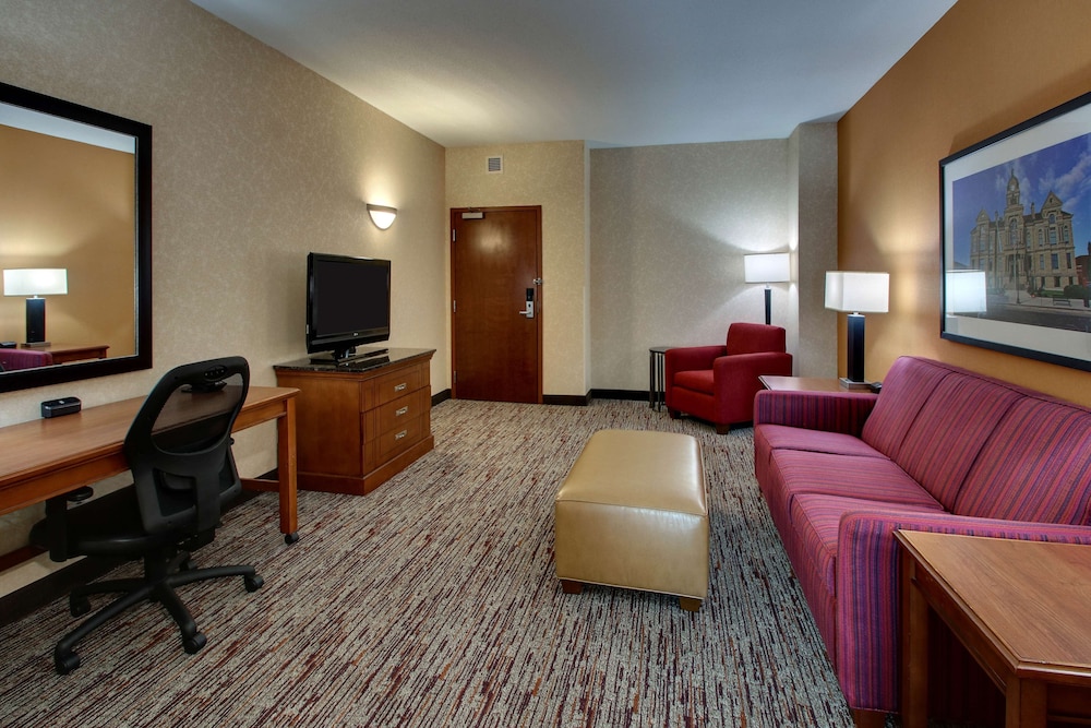 Suite, Multiple Beds, Refrigerator & Microwave (Upper Floor) photo 2