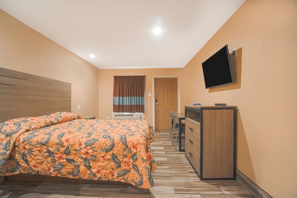 Room, 1 King Bed, Mobility Accessible, Non Smoking (Mobility, Roll-In Shower) - Photo 22