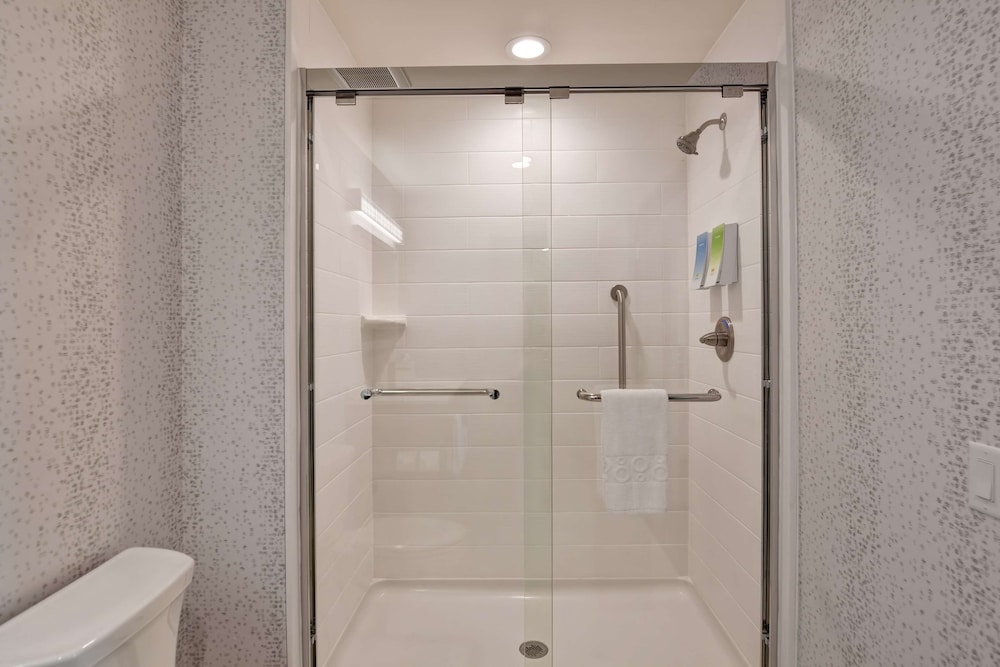 Studio, 1 Queen Bed, Accessible, Bathtub (Mobility & Hearing) photo 3
