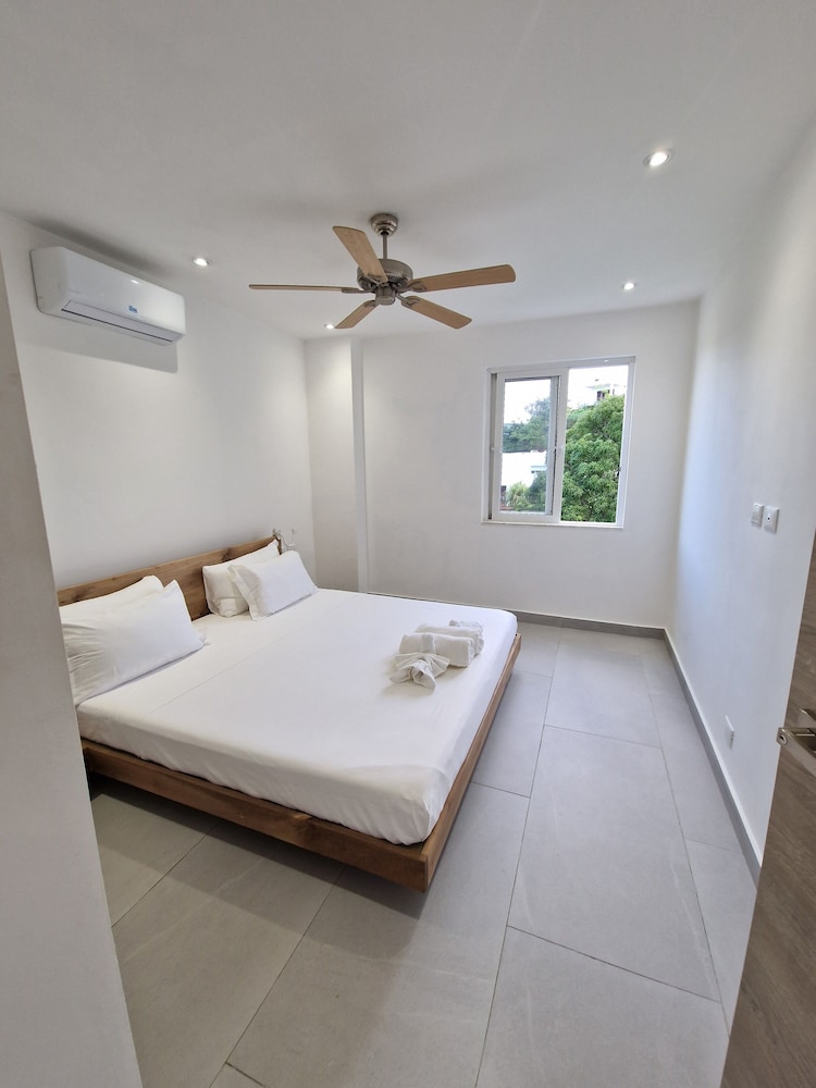 Comfort Suite, 1 King Bed, Pool Access, Poolside photo 1