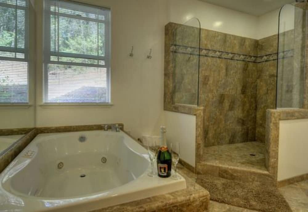 Room, Private Bathroom (Bigleaf Maple) photo 2