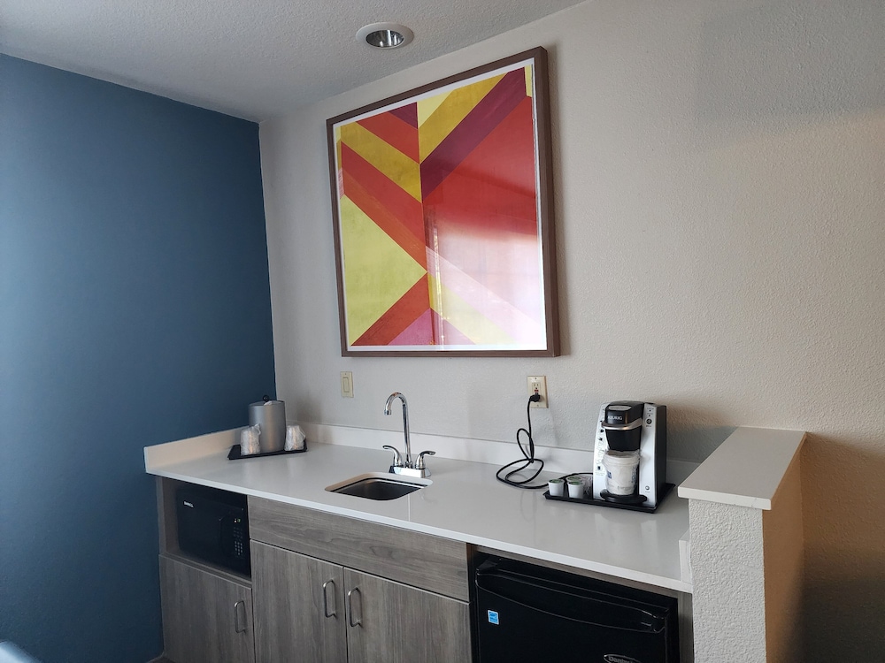 Suite, 1 Bedroom - Photo 3