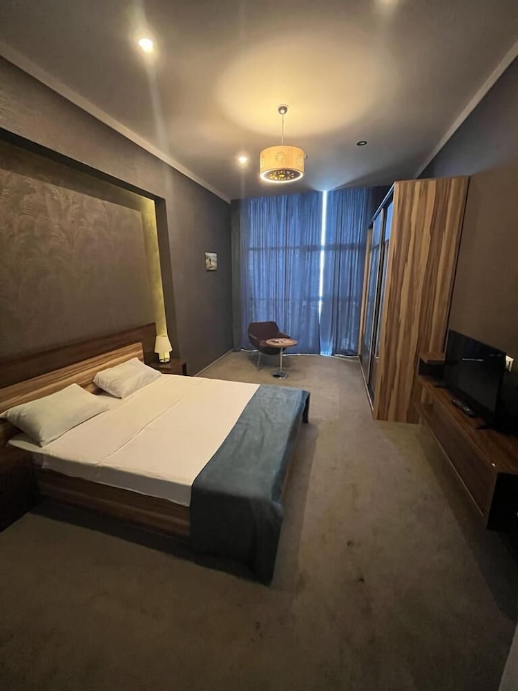 Deluxe Suite, City View